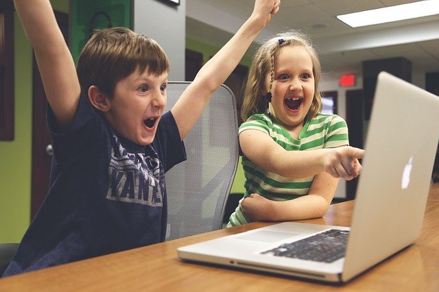 Děti hrající na počítači