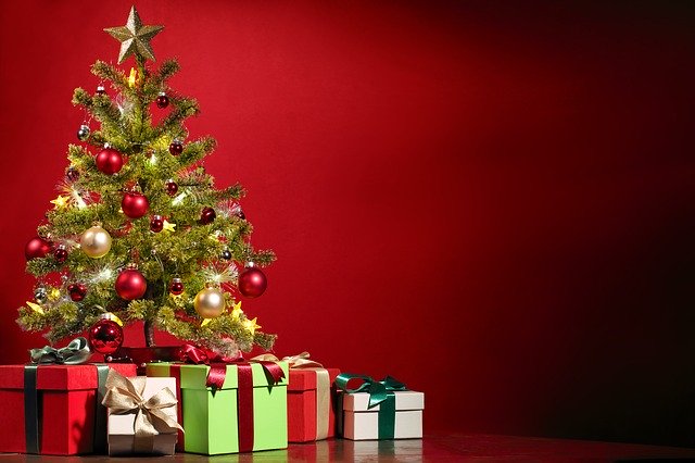 ozdobený vánoční stromek a pod ním dárky