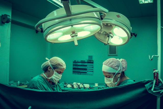 Zářivky v operačním sále