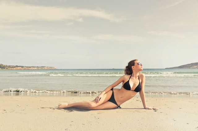 štíhlá žena na pláži, plavky