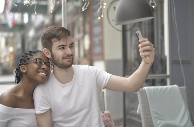 Mladá dvojice pořizující selfie