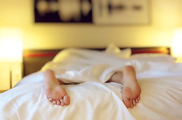 nohy v posteli