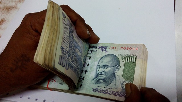 indické bankovky, ruce